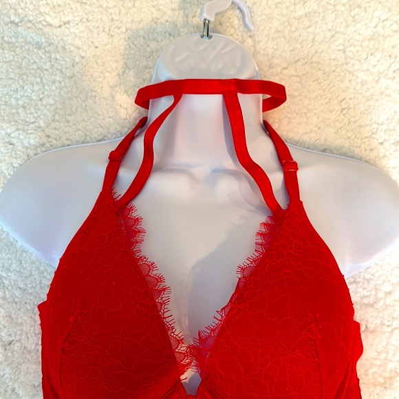 Victoria's Secret Front Close Strappy Back Lace Bra & Cheeky Set - Picture 9 of 9